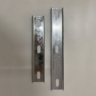 kwaliteit  Smooth Surface Cable Tray Fittings Bridge Cross Arm 1.5mm Thickness fabriek